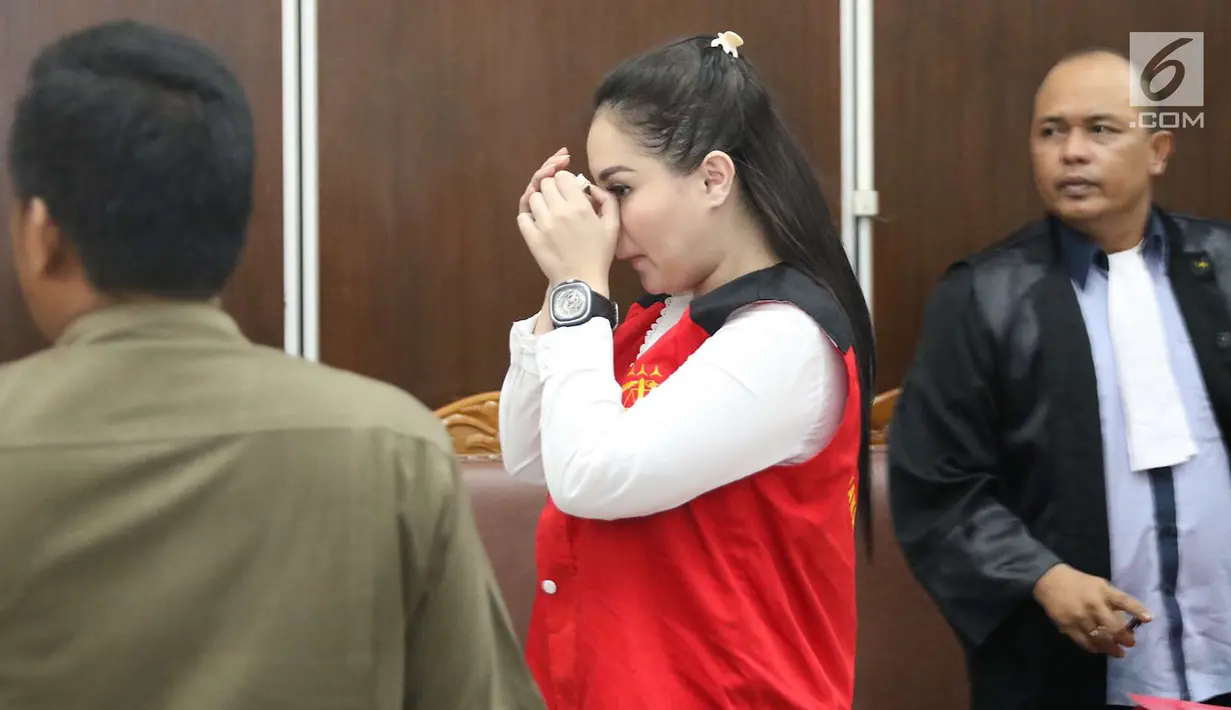 Aktris Jennifer Dunn usai menjalani sidang lanjutan di PN Jakarta Selatan, Kamis (7/6). Dalam sidang tersebut, JPU menolak pembelaan terdakwa kasus penyalahgunaan narkotika Jennifer Dunn. (Liputan6.com/Immanuel Antonius)