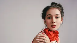 Dalam pemotretan terbarunya ini, kakak dari Richelle Georgette Skornicki ini tampil menawan dengan makeup tebal dengan busana floral. Tampil stunning dengan lipstik dan busana yang senada, penampilannya ini pun menuai banyak pujian dari penggemar bintang sinetron Dari Jendela SMP. (Liputan6.com/IG/@sandrinna_11)