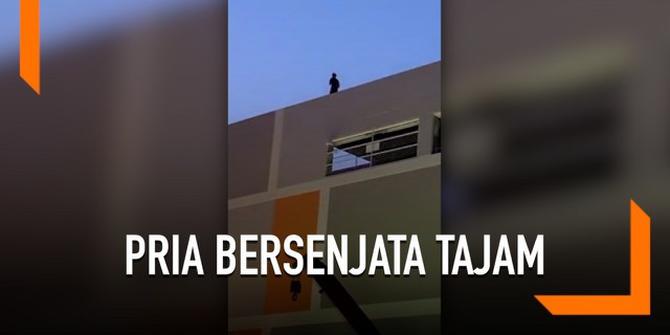 VIDEO: Ngeri, Pria Bersenjata Tajam Panjat Atap Pusat Perbelanjaan