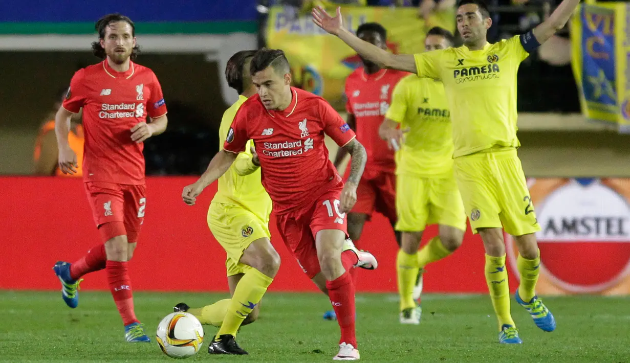 Gelandang Liverpool, Philippe Coutinho berusaha membawa bola dari kawalan pemain Villarreal pada leg pertama liga Europa di stadion El Madrigal, Spanyol, (28/4). Villarreal menang atas Liverpool dengan skor 1-0. (Reuters / Heino Kalis)