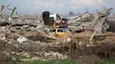 Warga Palestina yang mengungsi menyeberangi koridor Netzarim saat mereka menuju bagian utara Jalur Gaza pada 9 Februari 2025. (Eyad BABA/AFP)