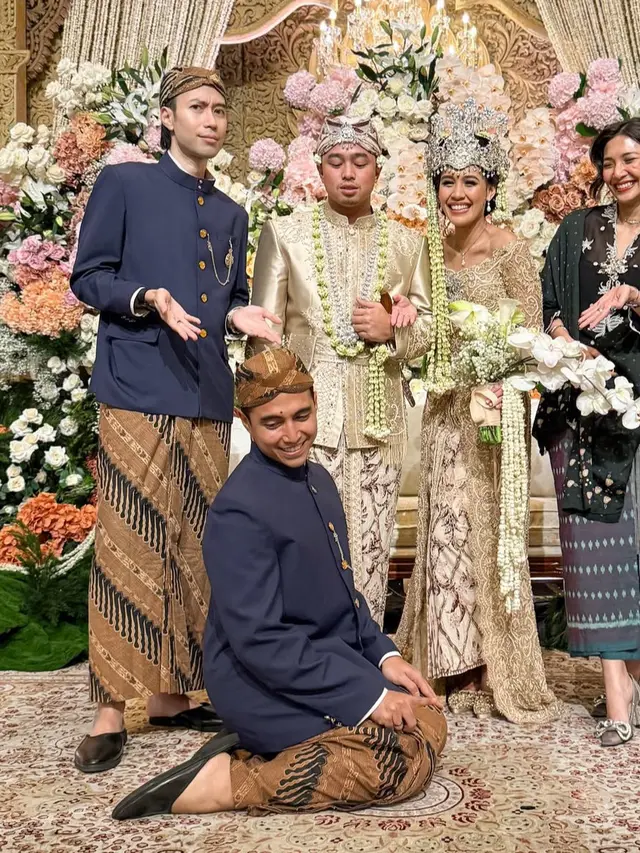 Vidi Aldiano mengenakan beskap saat hadir di pernikahan sahabat. [@vidialdiano]