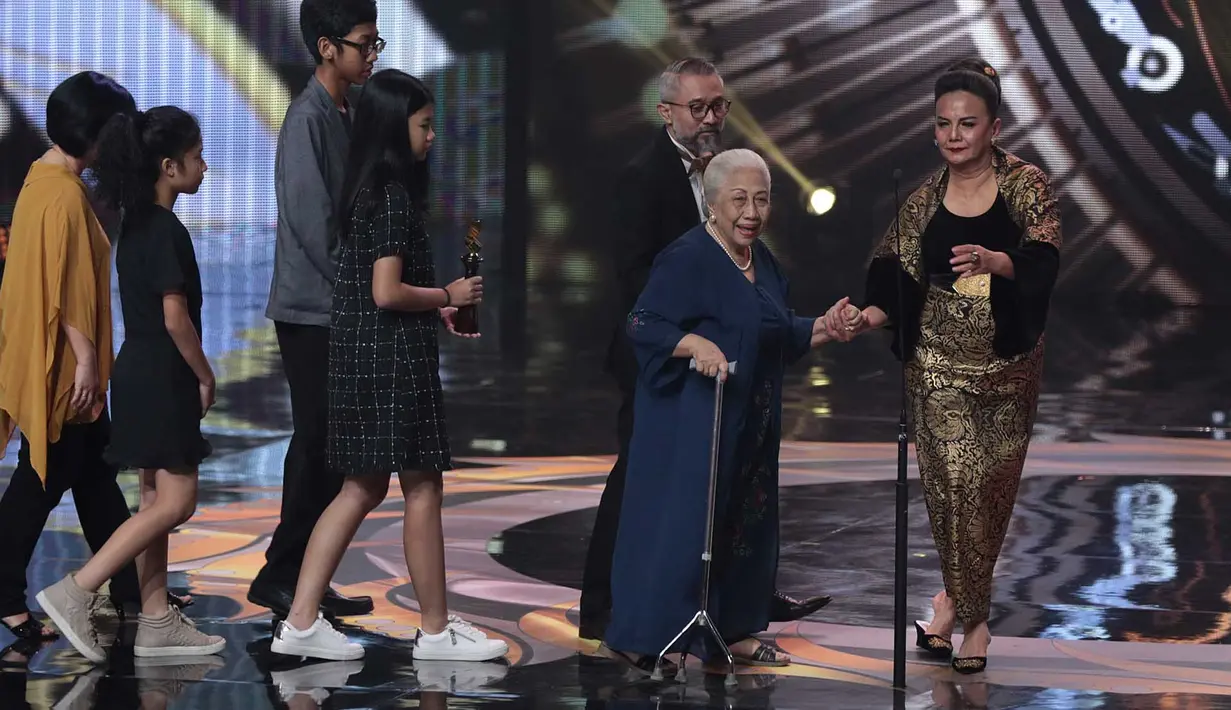 Dedikasi luar biasa yang telah diberikan Tatiek dan Indro di industri perfilman Indonesia selama inilah yang membuat keduanya pantas mendapatkan penghargaan khusus tersebut. (Deki Prayoga/Bintang.com)