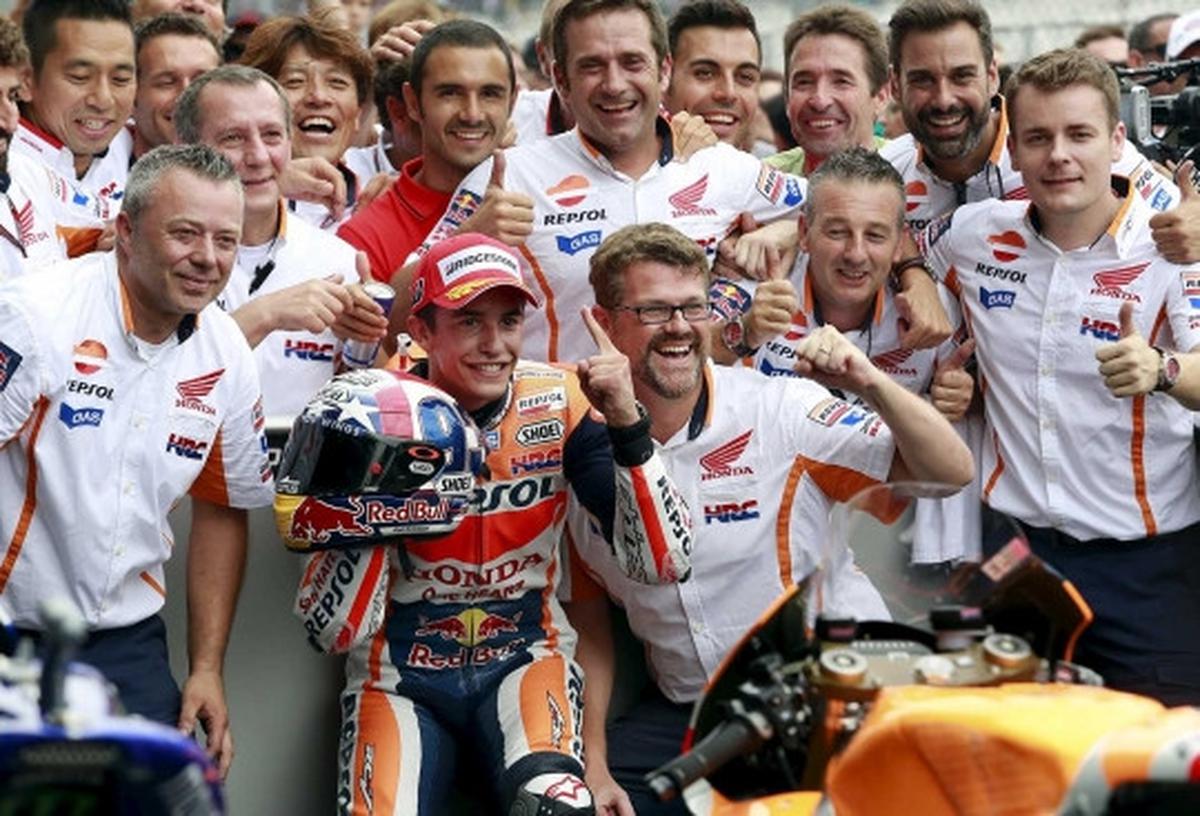 Gaya Marc Marquez rayakan juara MotoGP Indianapolis di podium