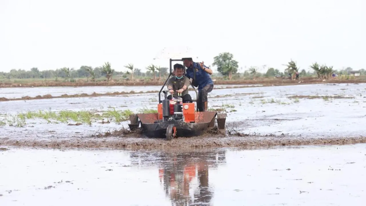 Alsintan Bantu Petani Tanah Datar Sumbar Percepat Garap Lahan Pertanian