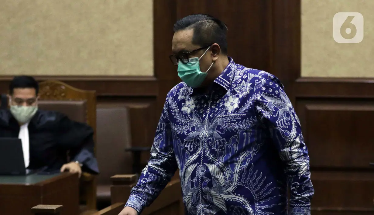 Terdakwa kasus dugaan suap penghapusan red notice atas nama Djoko S Tjandra, Brigjen (Pol) Prasetijo Utomo bersiap menjalani sidang pembacaan tuntutan di Pengadilan Tipikor Jakarta, Senin (8/2/2021). Prasetijo Utomo dituntut 2,5 tahun penjara, denda Rp 100 Juta. (Liputan6.comHelmi Fithriansyah)