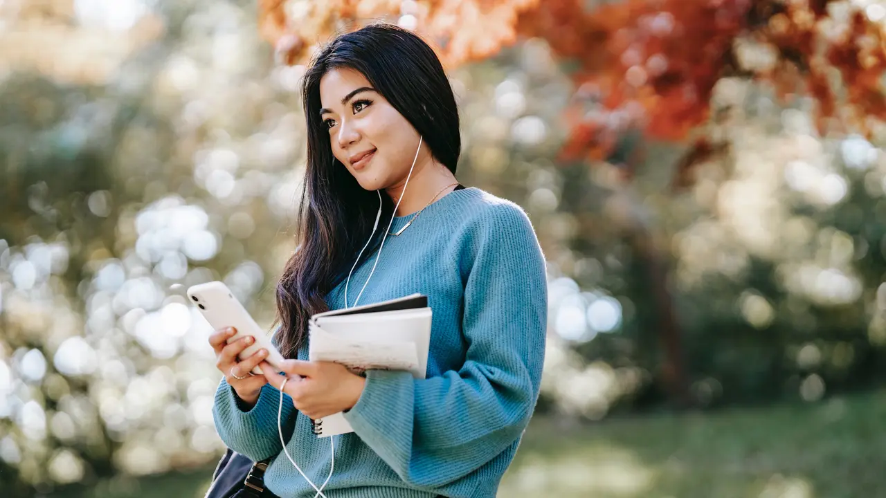 perempuan mendengar musik