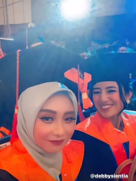 Perempuan asal Kuningan, Jawa Barat itu tampak bahagia akhirnya ia bisa menjalani wisuda. [Instagram/eganoviantika_98]