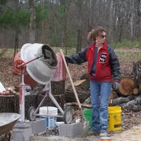 Kamu nggak akan menyangka jika ibu empat anak ini membangun rumah dengan tangannya sendiri. (Via: boredpanda.com)