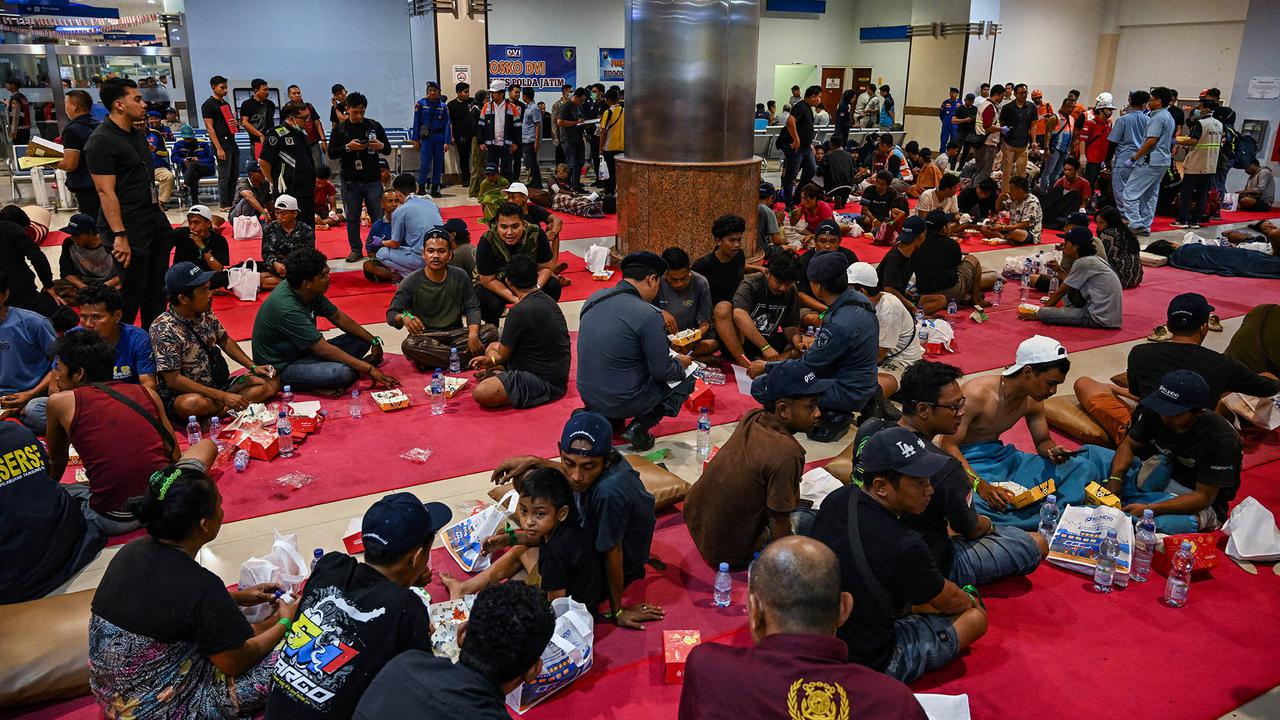 Ratusan Penumpang KM Mutiara Sentosa II Tiba di Surabaya