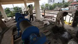 Pembangunan pintu air Manggarai ditargetkan dapat selesai pada awal Januari 2015 untuk mengatisipasi banjir pada musim hujan, Jakarta, Senin (29/12/2014). (Liputan6.com/Faizal Fanani)