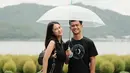 <p>Lihat potret gemas Zize dan Arhan saat payungan berdua. Keduanya tampil serasi dengan outfit serba hitam. [@pratamaarhan8/@azizahsalsha_]</p>