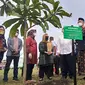 Alissa Wahid, Waka PBNU yang juga putri sulung (alm) Gusdur, saat menghadiri penanaman 5.000 bibit pohon di Kampus B UIN Raden Fatah Palembang Sumsel (Liputan6.com / Nefri Inge)