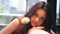 Untuk kali pertama, Michelle Ziudith menjadi ibu satu anak di layar lebar. Dalam film Ipar Adalah Maut, ia memerankan Nisa, istri Aris (Deva Mahendra). (Foto: Dok. Instagram @michelleziu)