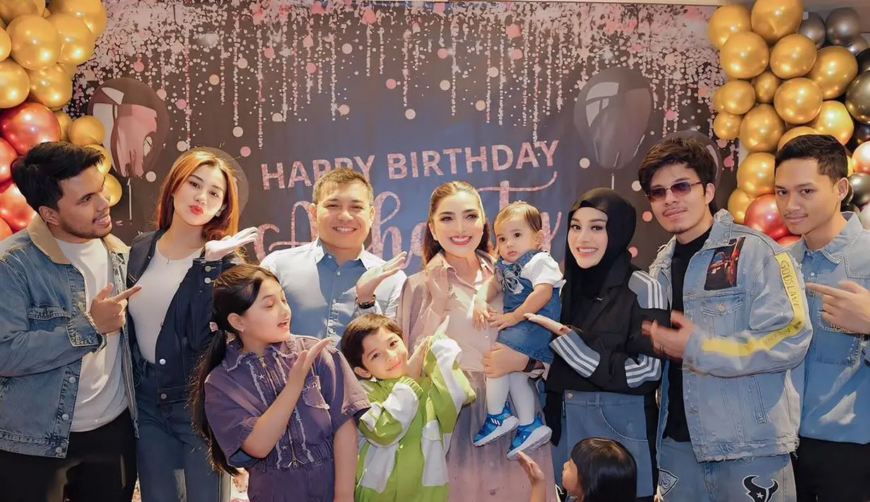 Ashanty baru saja merayakan ulang tahunnya yang ke-41 dalam suasana penuh kebahagiaan bersama keluarga tercinta.  [@aurelie.hermansyah/@aaliyah.massaid].