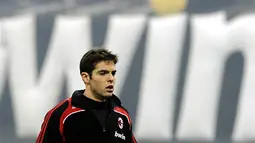 AC Milan's midfielder Kaka arrives on the field prior his team's Italian Serie A match against Fiorentina on January 17, 2009 at San Siro Stadium in Milan. AFP PHOTO/DAMIEN MEYER