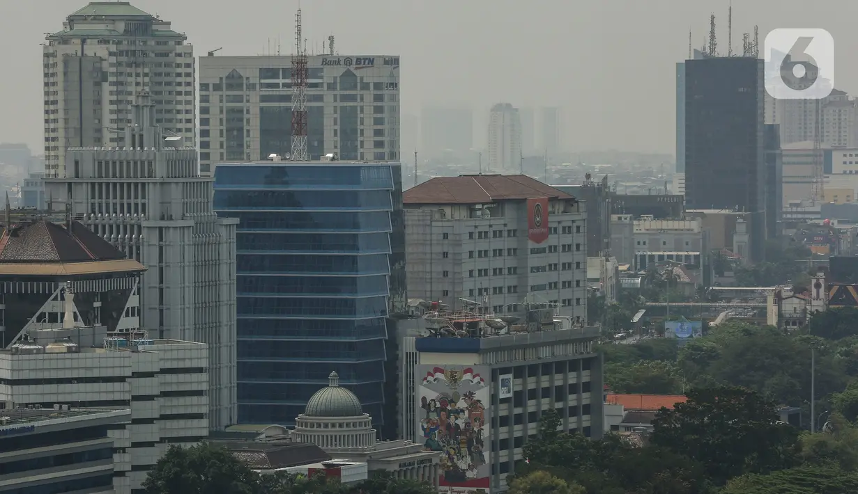 Lanskap gedung pencakar langit diambil dari kawasan Jakarta Pusat, Senin (26/9/2022). Berdasarkan situs IQAir, Jakarta beberapa kali meraih jawara Indeks kualitas udara (Air Quality Index/ AQI) terburuk dunia. (Liputan6.com/Johan Tallo)
