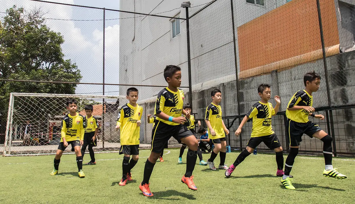 Para pemain Serpong City melakukan pemanasan jelang laga Liga Bola Indonesia melawan ASIOP Apacinti. (Bola.com/Vitalis Yogi Trisna)