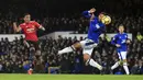 Pemain Manchester United, Anthony Martial (kiri) melakukan tembakan ke gawang Everton yang berbuah gol pada laga Premier League di Goodison Park, Liverpool, (1/1/2018). MU menang 2-0. (Peter Byrne/PA via AP)