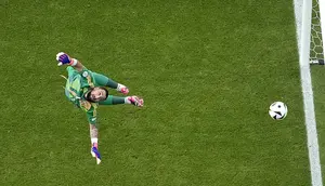 Kiper Italia, Gianluigi Donnarumma, gagal menghalau tendangan pemain Swiss, Ruben Vargas, pada babak 16 besar Euro 2024 di Olympiastadion Berlin, Sabtu (29/6/2024). (AP Photo/Markus Schreiber)