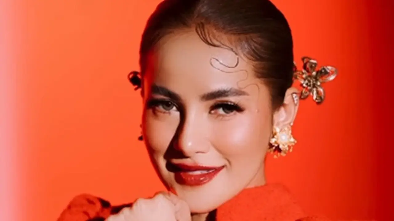 Gaya Olla Ramlan dengan Kebaya Ekor Panjang Nuansa Merah Putih