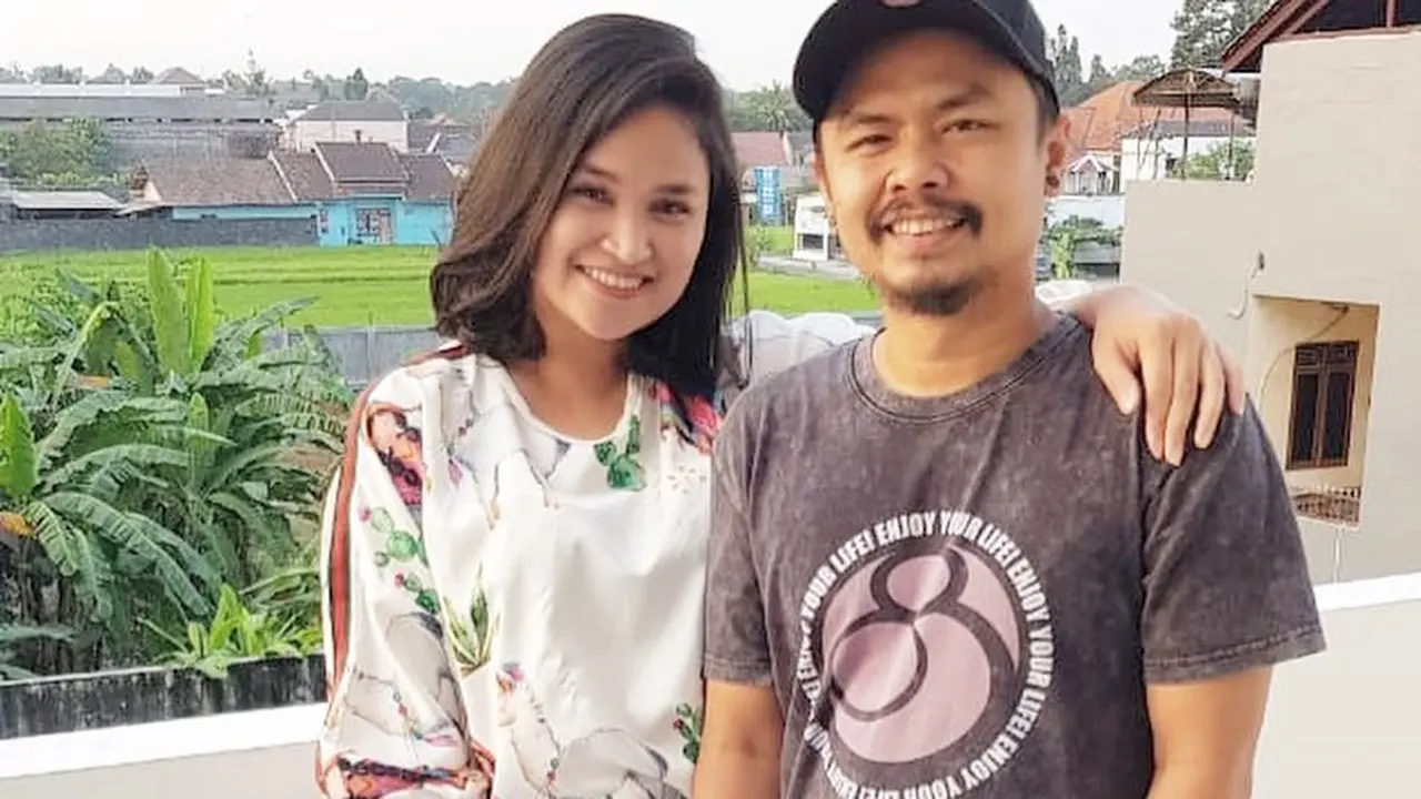 Umumkan Hamil Anak Ketiga, Ini 6 Potret Harmonis Wendi Cagur dan Istri