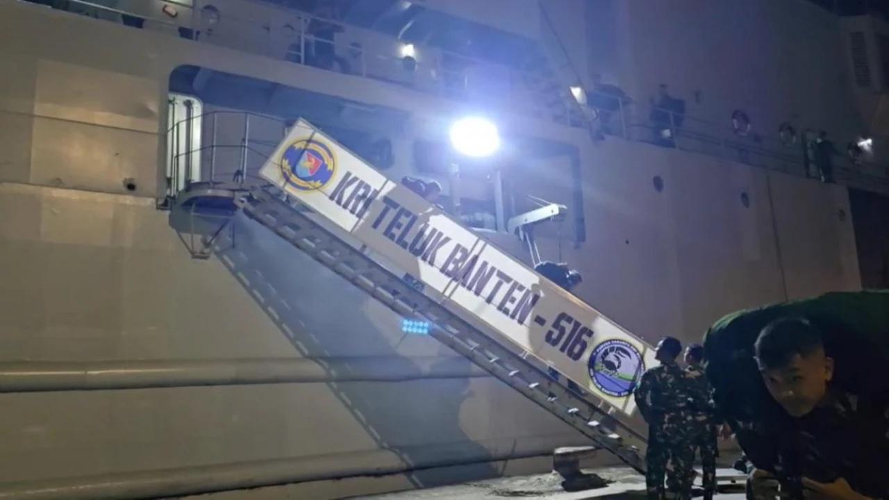 KRI Teluk Banten-516 Sandar di Dermaga Belawan, Kirim Pasukan dan Bantu Korban Bencana Sumatra