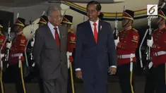 Perdana Menteri Malaysia Mahathir Mohamad tiba di Indonesia. Presiden Jokowi didampingi oleh Ibu Negara, Iriana Jokowi, Menteri Luar Negeri Retno Marsudi, Menko Polhukam Wiranto, dan beberapa pejabat menjemput Mahathir Mohamad di Bandara Halim Perdan...