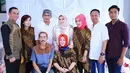 Formasi lengkap tulis istri Pasha Ungu dalam foto. Ia bersama dengan orangtua dan para sahabatnya yang turut hadir di kediaman Pasha di daerah Bogor, Jawa Barat.(Instagram/adeliapasha)