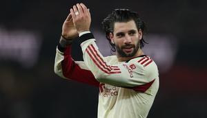 Pemain Liverpool, Dominik Szoboszlai, berjalan meninggalkan lapangan seusai pertandingan Liga Inggris melawan Arsenal di Emirates, Jumat (9/1/2026). (AP Photo/Ian Walton)