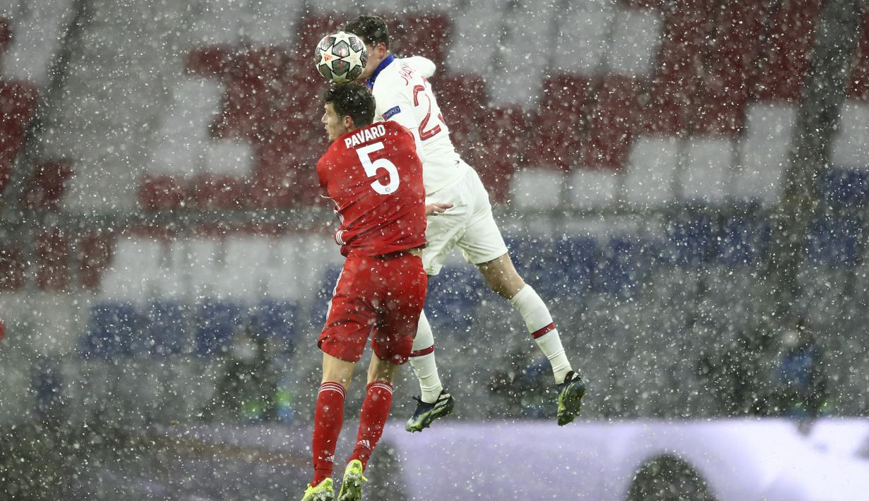 Gelandang Paris Saint-Germain (PSG), Julian Draxler dan bek Bayern Munchen, Benjamin Pavard duel di udara saat berebut bola pada leg pertama perempat final Liga Champions di Allianz Arena, Kamis (8/4/2021) dinihari WIB. PSG memetik kemenangan di markas Bayern Munchen 3-2 (AP Photo/Matthias Schrader)