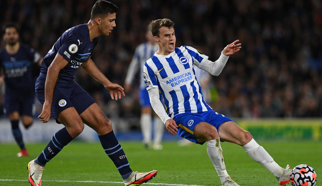 Pada menit ke-43 Brighton kembali mendapatkan peluang. Tembakan Solly March (kanan) usai memanfaatkan kesalahan lini pertahanan Manchester City masih mampu dihalau Ederson. (AFP/Glyn Kirk)