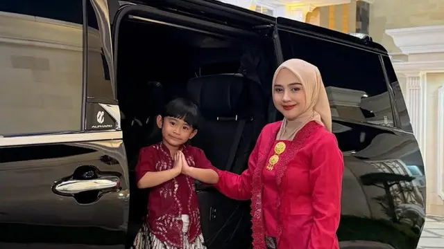 Ria Ricis dan Moana pakai kebaya pink.  [@riaricis1795]