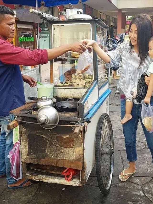 Potret 6 Artis Coba Jajanan Pinggir Jalan, Duta SO7 Ketahuan Makan Cilok