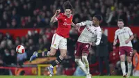 Penyerang Manchester United, Edinson Cavani berebut bola dengan pemain Aston Villa, Ezri Konsa pada pertandingan putaran ketiga Piala FA di stadion Old Trafford di Manchester, Inggris, Selasa (11/1/2022). MU menang atas Aston Villa 1-0. (AP Photo/Jon Super)