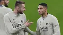 Dengan formasi 4-3-3, Les Parisiens akan mengandalkan Ousmane Dembele, Randal Kolo Muani, dan Kylian Mbappe sebagai trisula andalan di lini depan.  (AP Photo/Luca Bruno)