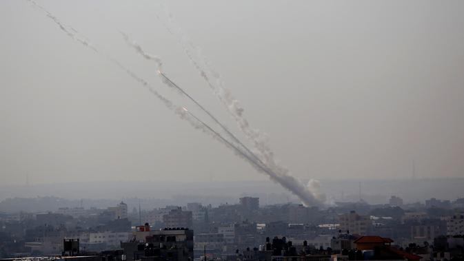 Jejak asap terlihat setelah roket diluncurkan dari Jalur Gaza ke Israel, Palestina, Selasa (12/11/2019). Tewasnya komandan Jihad Islam Baha Abu Al-Ata memicu serangan balasan dari militan Palestina di Gaza. (AP Photo/Hatem Moussa)