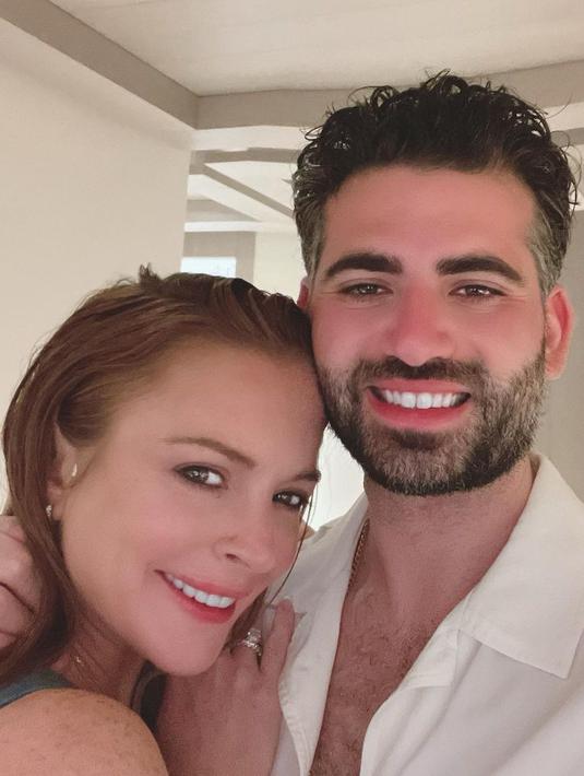 <p>Aktris sekaligus penyanyi Lindsay Lohan resmi menikah dengan pujaan hatinya Bader Shammas setelah tiga tahun menjalin asmara. Lindsay Lohan membagikan kabar gembira tersebut melalui sebuah unggahan di akun Instagram pribadinya pada 2 Juli 2022. (FOTO: instagram.com/lindsaylohan/)</p>