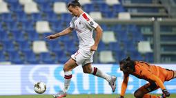 Striker AC Milan, Zlatan Ibrahimovic, berusaha mencetak gol ke gawang Sassuolo pada laga lanjutan Serie A pekan ke-35 di Mapei Stadium, Rabu (22/7/2020) dini hari WIB. AC Milan menang 2-1 atas Sassuolo. (Spada/LaPresse via AP)