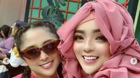 Hijaber Bergaya Barbie Jadi Viral Karena Dagunya Bikin Salfok, berfoto bersama Dewi Perssik. (dok.Instagram @yuni_jasminebutiq/https://www.instagram.com/p/CG3U-dPMR3Q/Henry)