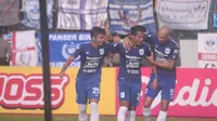 Selebrasi gol striker PSIS Semarang, Hari Nur Yulianto (tengah) bersama rekan-rekannya ke gawang Arema di Stadion Moch Soebroto, Magelang, Sabtu (14/3/2020). (Bola.com/Vincentius Atmaja)