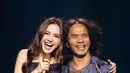 Duet bersama Kaka SLANK, Mahalini tampil edgy dengan gaun serba hitam dari Diana M Putri. Menampilkan strapless mini dress berpayet di pinggang dan embellishment 3D bergelombang di bagian rok [@mahaliniraharja]
