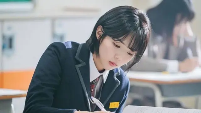 Gaya Chae Soo-bin di “Rookie Cops”