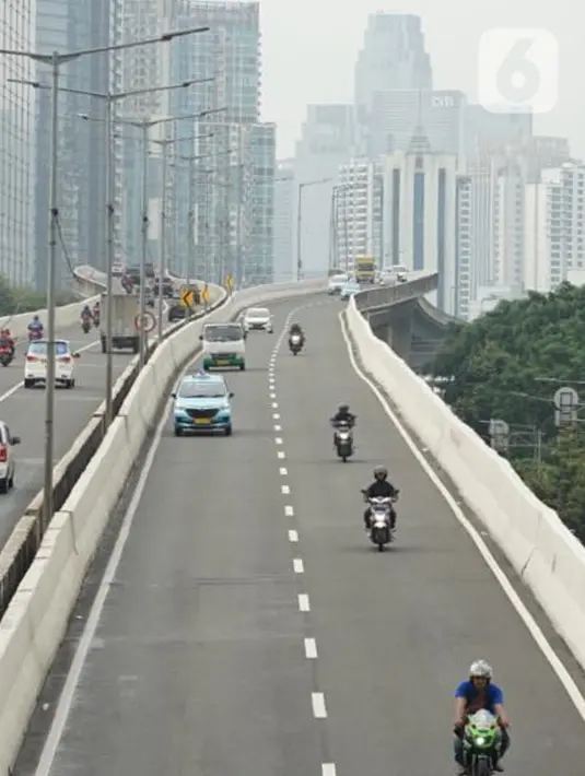 Pengendara sepeda motor melaju di Jalan Layang Non Tol (JLNT) Kampung Melayu-Tanah Abang, Jakarta, Kamis (12/3/2020). Ditlantas Polda Metro Jaya berencana menerapkan tilang elektronik atau electronic traffic law enforcement (ETLE) dalam waktu dekat di JLNT itu. (Liputan6.com/Immanuel Antonius)