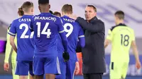 Manajer Leicester City, Brendan Rodgers memberikan semangat untuk anak asuhnya usai dikalahkan Newcastle United. (ALEX PANTLING / POOL / AFP)