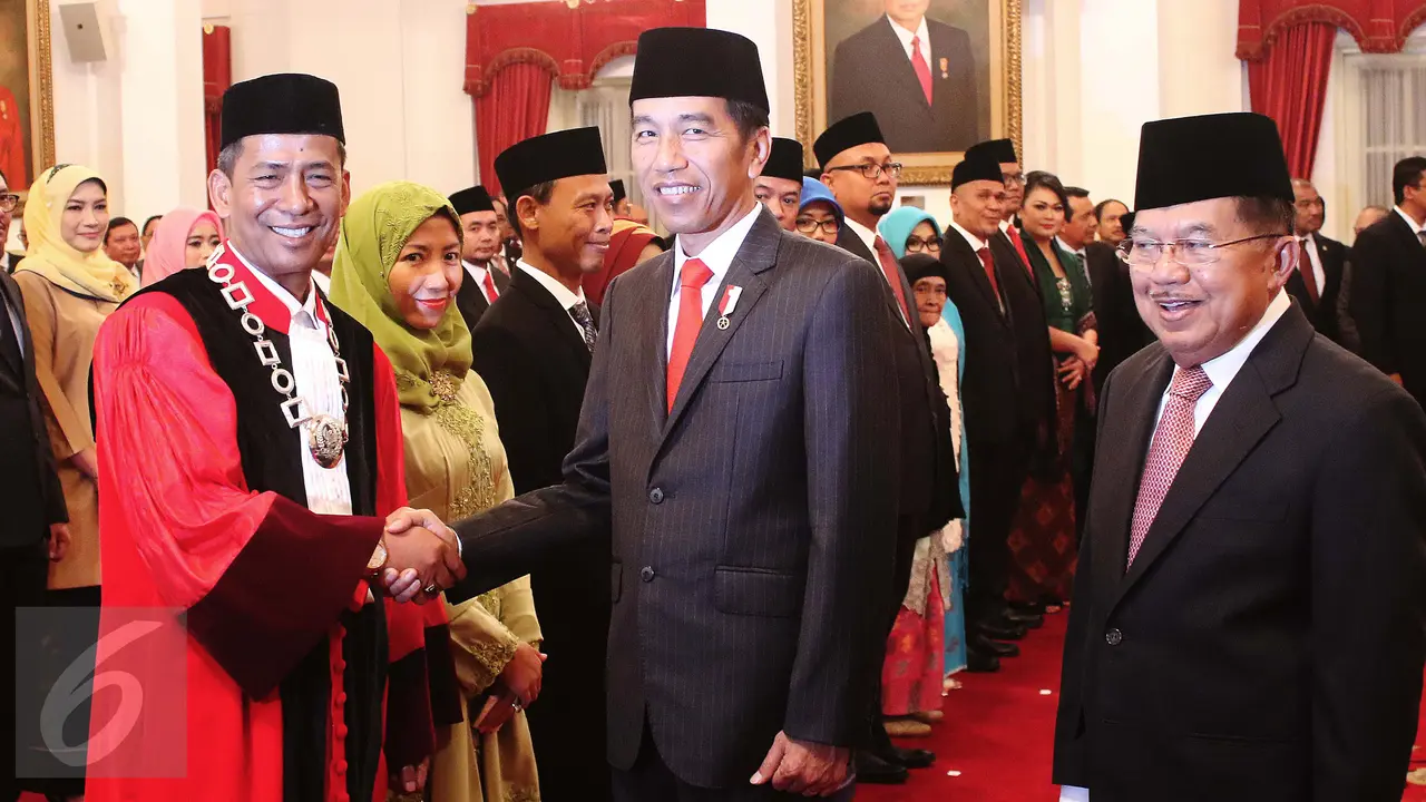 Jokowi Lantik Hakim Mahkamah Konstitusi
