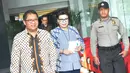 Pimpinan KPK, Basaria Panjaitan (kanan) menerima kunjungan Menkominfo Rudiantara di KPK, Jakarta, Kamis (8/6). Kedatangan Rudiantara untuk melakukan koordinasi terkait sosialisasi program anti korupsi kepada masyarakat. (Liputan6.com/Helmi Afandi)
