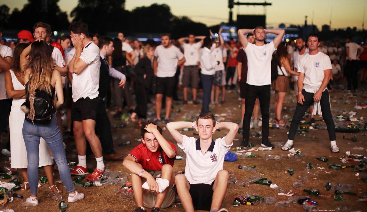 Sejumlah fans tampak kecewa saat timnas Inggris gagal melaju ke final Piala Dunia di Hyde Park, london, Rabu (11/7/2018). Kroasia menang 2-1 atas Inggris. (AP/Matt Dunham)