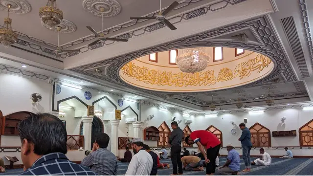 Para muslim sholat di masjid