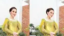 Di acara pernikahan sepupunya, ibu Bilqis itu tampil cantik mengenakan kebaya warna hijau lemon yang segar. Kebaya modern ini hadir dengan detail lengan ruffle dan detail payet di bagian dada hingga lengan. Ia memadukan kebayanya dengan kain jarik batik warna cokelat tua. [@ayutingting92]